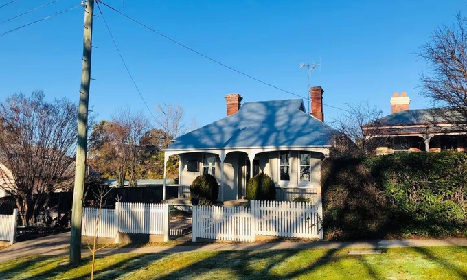 Bathurst House | Stunning Keppel St. Federation Cottage
