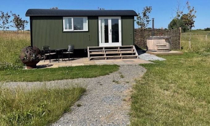 Haverhill House | Stunning Lakeside Shepherd's Hut - Hot Tub & Sauna