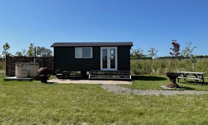 Haverhill House | Stunning Lakeside Shepherd's Hut - Hot Tub & Sauna
