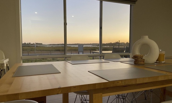 Alexandrina House | Stunning lake views, entertainer’s deck, fire pit, kids toys & books