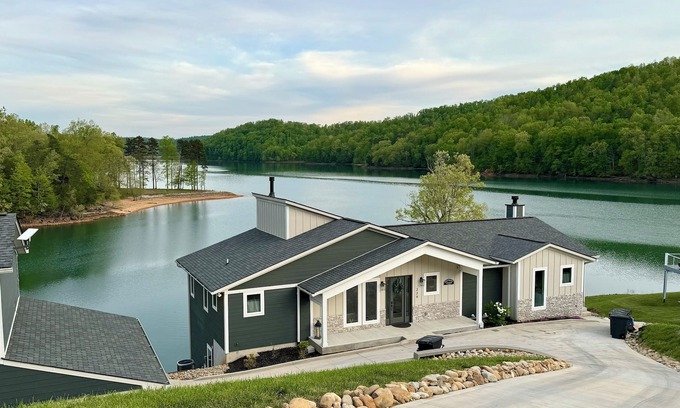 Hidden Springs House | Stunning Lake Views Luxury -Short walk to Covered Dock