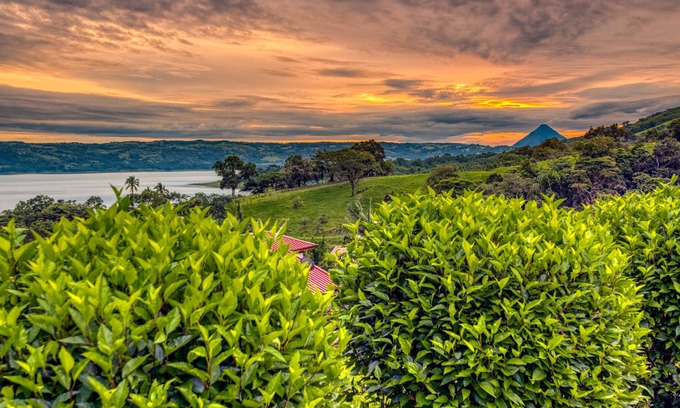 Tronadora House | Stunning Lake, Volcano, and Mountain Views, chef's kitchen with 2 King Suites!