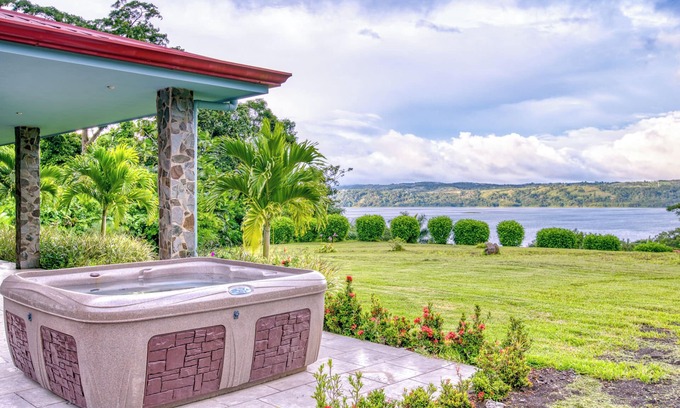 Tronadora House | Stunning Lake & Volcano Views - HOT TUB!