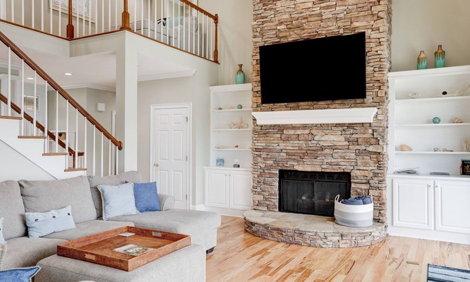 Cedar Cliff House | Stunning lakefront home with kayaks, dock, fireplace, game room, & washer/dryer