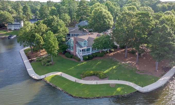 Lake Oconee Cottage | Stunning Lakefront Views of Lake Oconee from every window