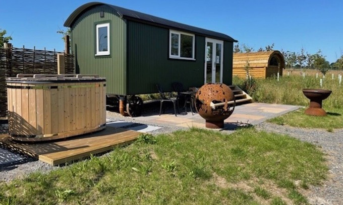 Haverhill House | Stunning Lakeside Shepherd's Hut - Hot Tub & Sauna