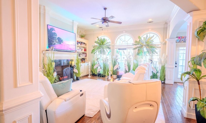Savannah House | Stunning Lakeview, Sleeps 12, Family Home
