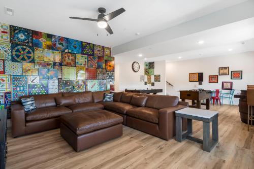 Hollister House | Stunning Lakeviews, Private Hot tub, Free SDC Tickets, Foosball, Arcade, Air Hockey!