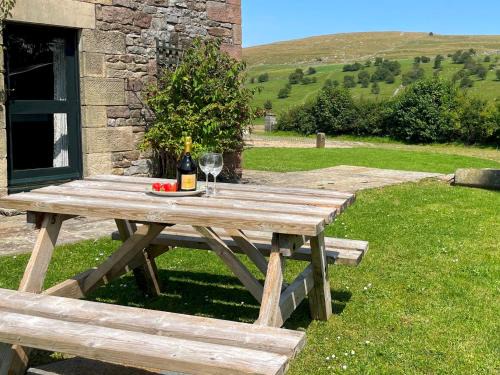 Longnor House | Stunning location for 4 with Pets Log fire Pass the Keys