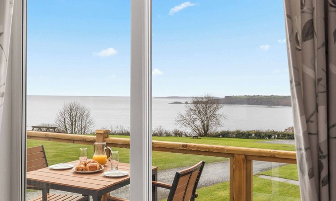Wiseman's Bridge Ski Chalet | Stunning lodge with one double with en suite walk in shower and two twin.