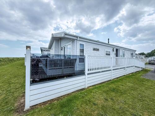 Hopton Cabin | Stunning Lodge With Full Sea Views And Decking At Broadland Sands Ref 20076Cf