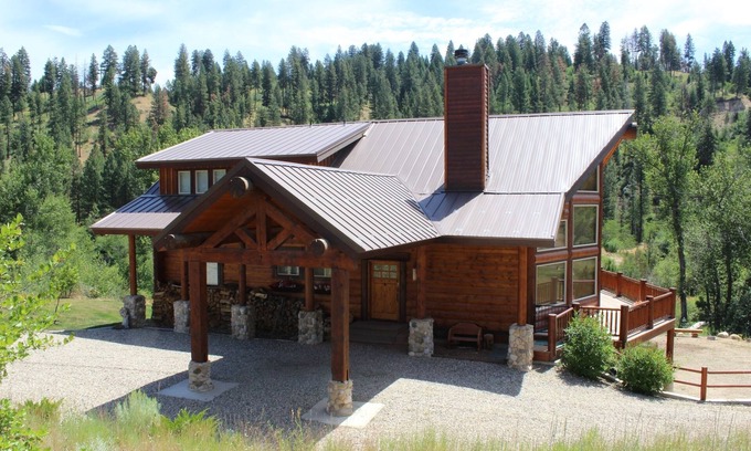 Garden Valley Cabin | Stunning Log Cabin w/Hot Tub, 3 Kings+ 4 BRms & loft - 2 flat screen TV's