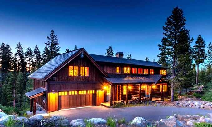 Truckee House | STUNNING LOG HOUSE & A COOK'S PARADISE!