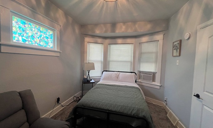 Milwaukee Apartment | Stunning Lower 2-bedroom unit is located in city of Milwaukee