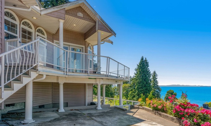 Blaine House | Stunning & luxurious dog-friendly water-view home with private beach access