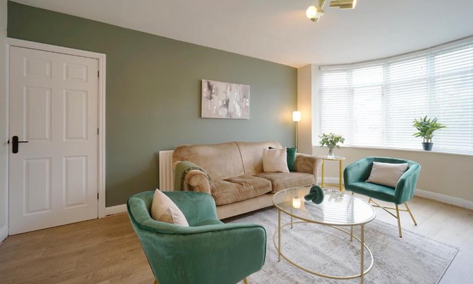 Chapeltown House | Stunning luxury 3 bed house with garden in North Leeds