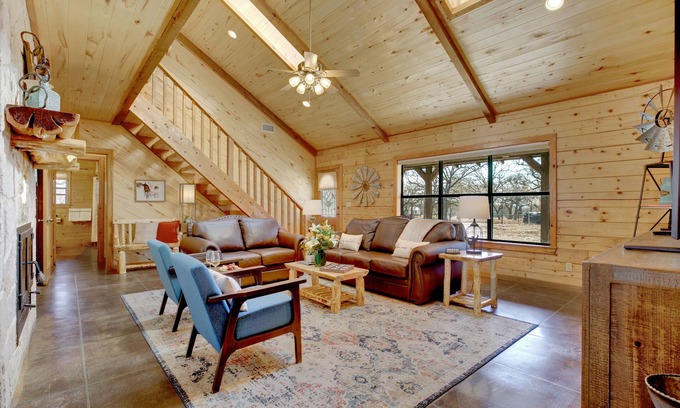 Fredericksburg House | Stunning Luxury Log Cabin Near Town - Wheelchair Accessible!