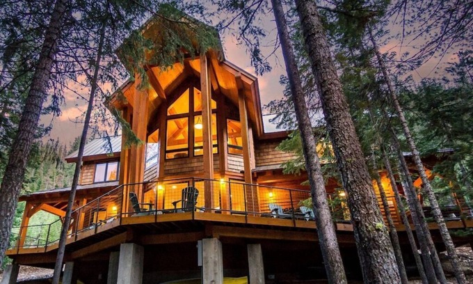 Bend Cabin | Stunning Luxury w/Hot tub & Amazing Views on Private Lake - Bend