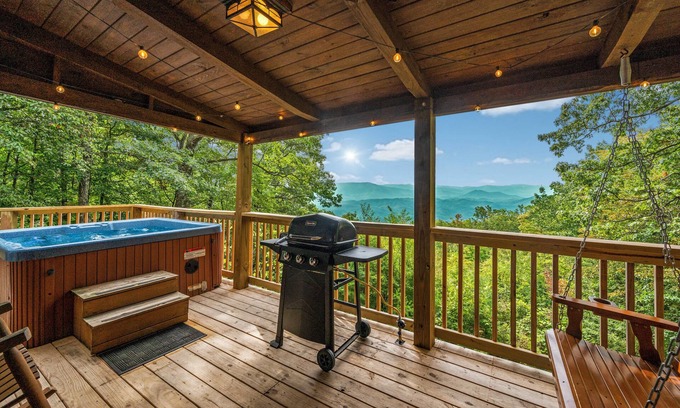 Sevierville Cabin | Stunning Mnt View Cabin: Hot Tub & Hiking Trails