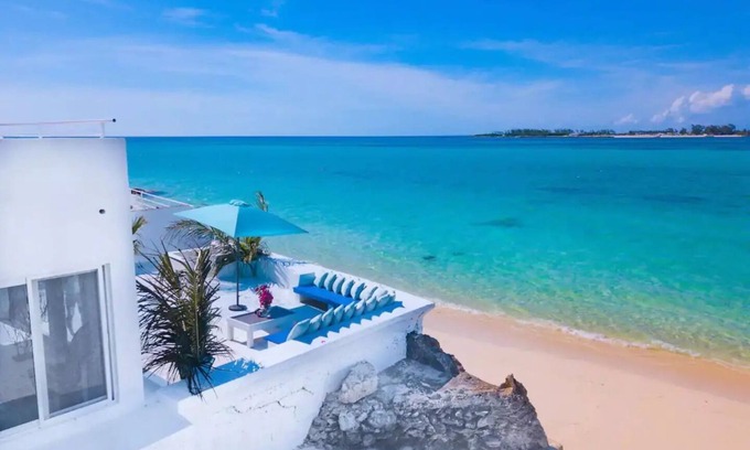 Nassau Villa | Stunning, Modern & Bright Beachfront Villa