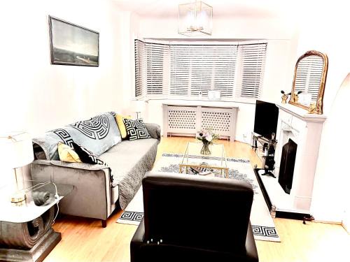 Whitefoot House | Stunning Modern Cozy 5 star 3 bedroom house-Free Parking Greater London Metro Stations hosted by Tony