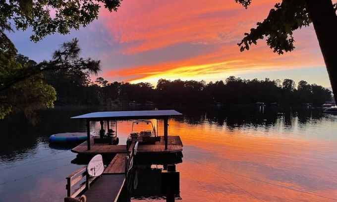 Buford House | Stunning Modern Lakefront Fun, Swim, Paddleboard