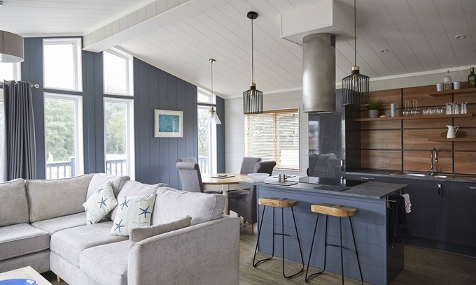 Padstow Cabin | Stunning modern pet friendly holiday lodge in the Seven Bays area N Cornwall