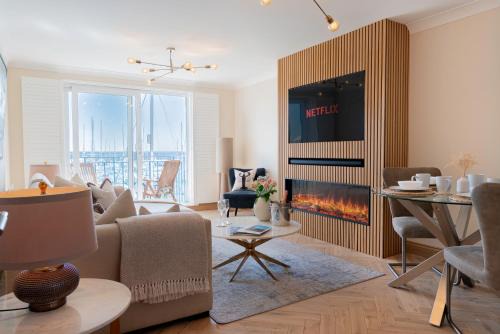 Seafront Apartment | Stunning modern space with harbour views & free parking
