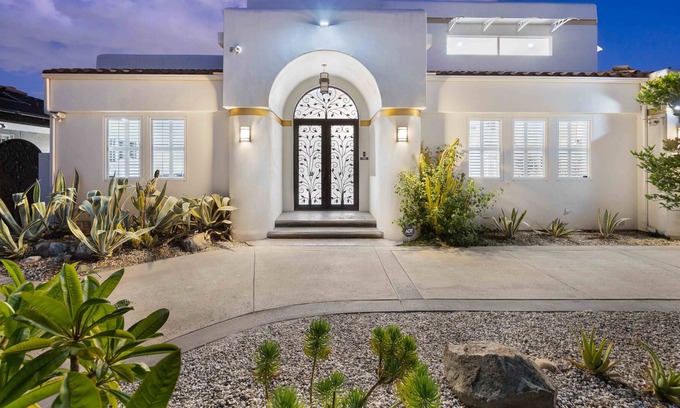 Downey House | Stunning Modern Villa-Disneyland