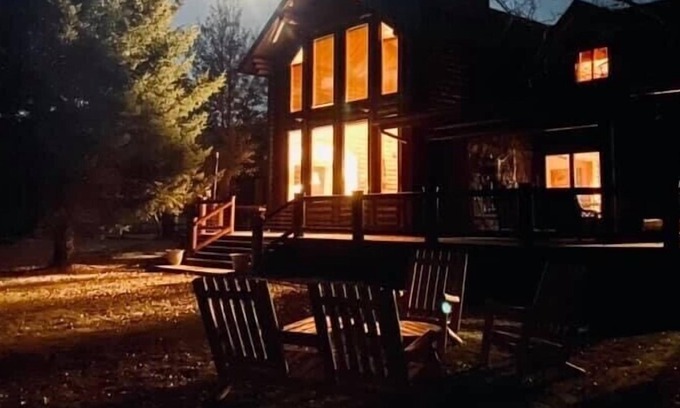 Ennis House | Stunning Montana Retreat Located on the ‘Backroad to Yellowstone’.