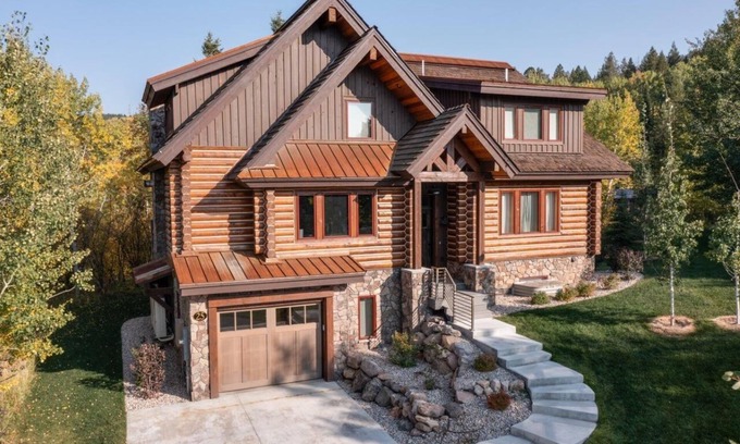 Victor House | Stunning mountain modern cabin with unique features close to National Forest