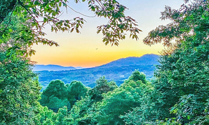 Hayesville House | Stunning Mountain Sunset Cabin, Dog Friendly, Fire Pit, Game Room