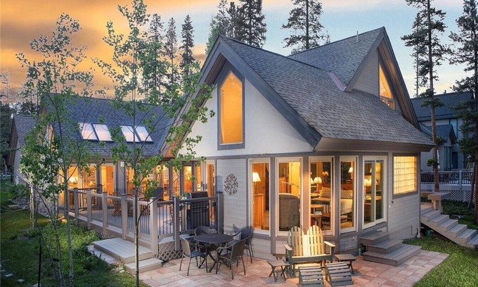 Christie Heights House | Stunning Mountain Retreat Between Slopes And Town