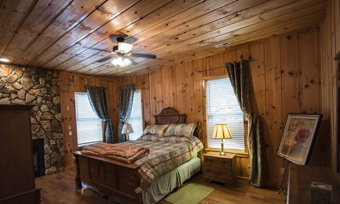 Robbinsville Cabin | Stunning Mountain Views, Fire Pit, Fireplaces, Perfect for Large Groups