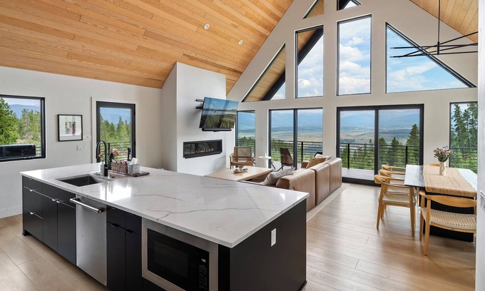 Winter Park Highlands Ski Chalet | Stunning Mountain Views w/Hot Tub