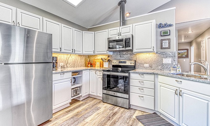 Wenatchee House | Stunning mountain view home w/ hot tub & deck - near hiking & skiing at Mission