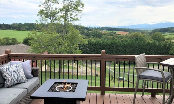 Alexander House | Stunning Mountain Views & Minutes to Downtown! Check out the Reviews