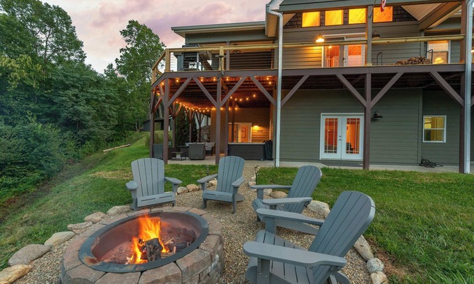 Hemphill Heights House | Stunning Mtn Views Hot Tub Firepit Sleeps 10