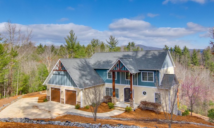 Nebo House | Stunning Nebo Lake House w/Deck & Views!