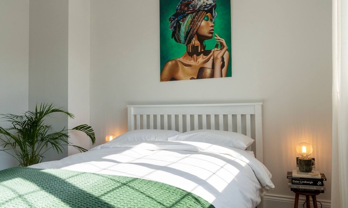 West Twickenham House | Stunning new 2 bedroom home with free parking