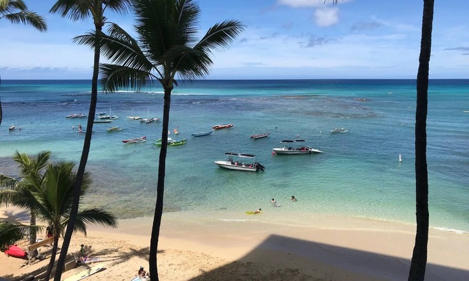 Diamond Head - Kapahulu - St. Louis Condo | Stunning, newly remodeled Waikiki beachfront condo!