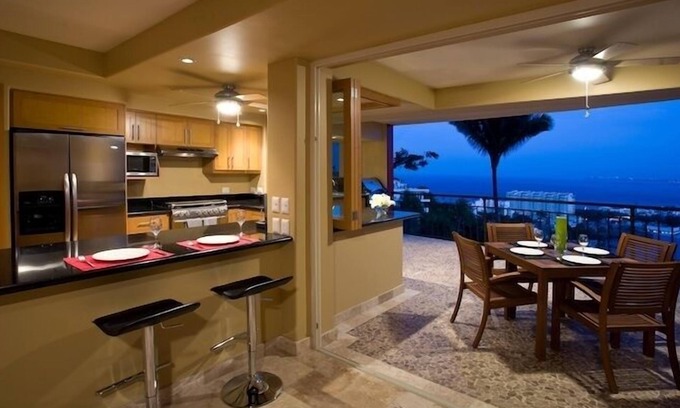 Conchas Chinas Condo | Stunning Ocean View, centrally located, 2200 sq.ft.