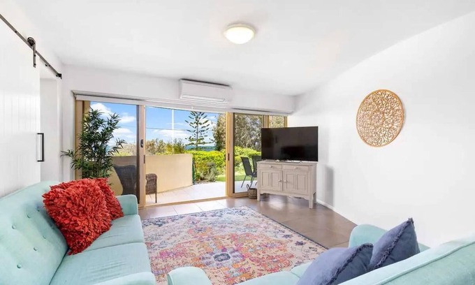 Shelly Beach Apartment | Stunning Oceanfront Apartment. Enjoy the ocean breeze, pool and private garden.