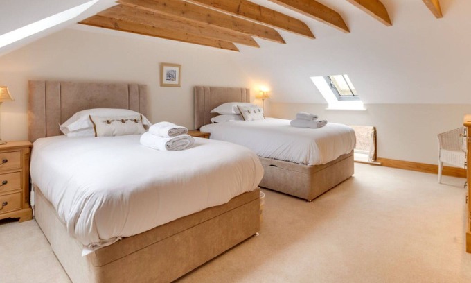 Wooler House | Stunning private villa for 4 people with WIFI, TV, pets allowed, panoramic view and parking