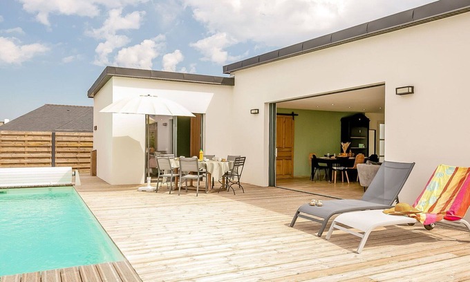 Plouneour-Brignogan-Plages House | Stunning private villa for 8 guests with WIFI, private pool, TV, terrace and parking