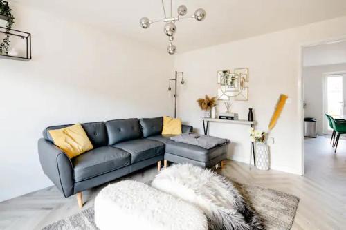 Salford Bed & Breakfast | Stunning Private room in a Home - Bathroom & Parking!
