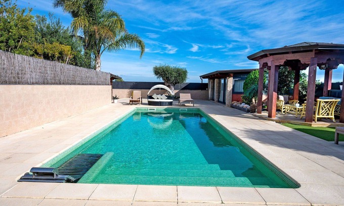 Comarruga House | Stunning private villa for 7 people with WIFI, private pool, A/C, TV, terrace and parking