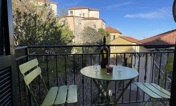 Pietrabruna House | Stunning private villa for 4 guests with WIFI, TV, balcony and pets allowed