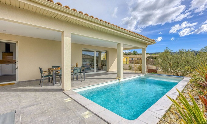 Goudargues House | Stunning private villa for 8 guests with WIFI, private pool, A/C, TV, terrace and panoramic view