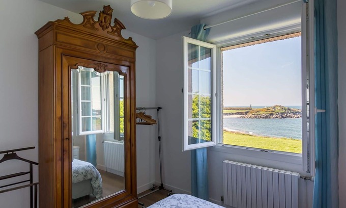 Berven House | Stunning private villa for 4 guests with WIFI, TV, terrace, pets allowed and parking